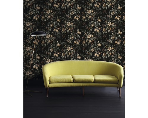 Salon avec canapé jaune, lampadaire et papier peint floral