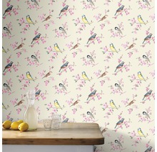 Tapete mit Vogel- und Blütenmuster im Wohnraum