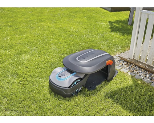 Robot tondeuse Gardena dans une station de charge sur une pelouse