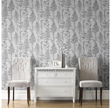 Scène avec papier peint à motifs, commode et deux chaises