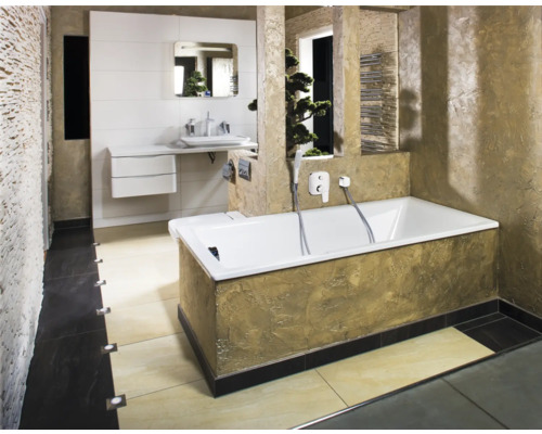 Salle de bain lumineuse avec baignoire, lavabo et miroir