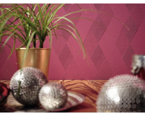 Nahaufnahme einer gemusterten Tapete mit Pflanze und Dekoration