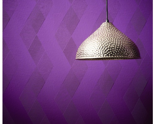 Raumansicht mit gemusterter Tapete und Hängelampe