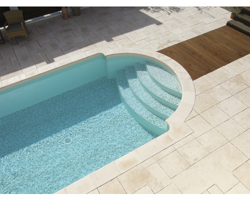 Vue de dessus d''une piscine avec escalier carrelé et pavage en pierre naturelle autour