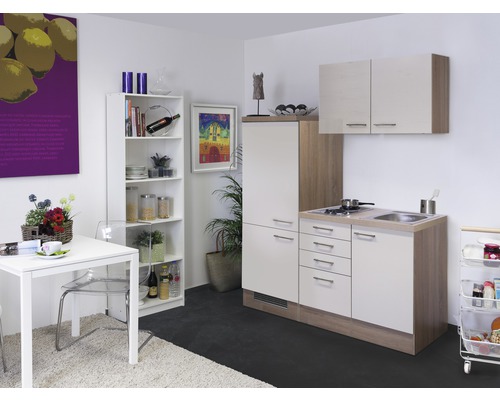 Küchenzeile in einem hellen Raum mit Esstisch und Regal