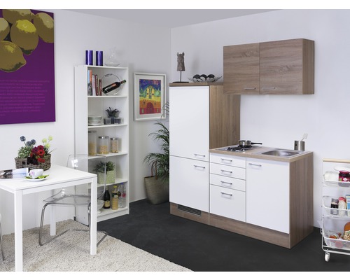 Küchenszene mit Küchenzeile, Tisch und Regalen in einem hellen Raum