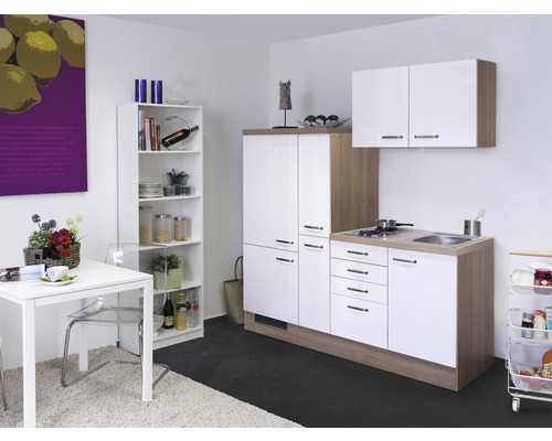 Helle Küche mit Küchenzeile, Hängeschränken, Regal und Esstisch in einem hellen Raum.