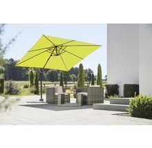Quadratischer Sonnenschirm und Gartenmöbel auf einer Terrasse