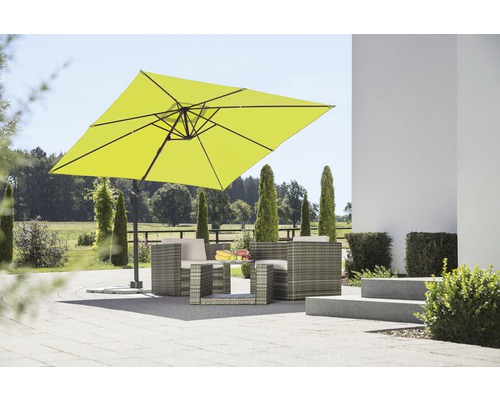 Quadratischer Sonnenschirm und Gartenmöbel auf einer Terrasse