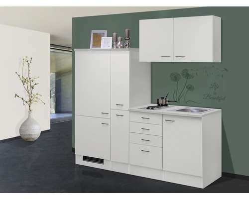 Kompakte Einbauküche mit Hängeschränken, Spüle und Kochfeld.