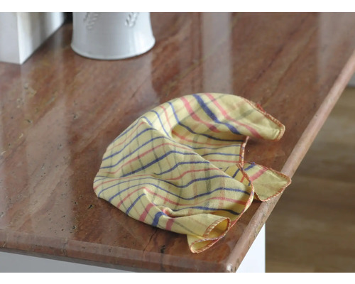 Gelbes Geschirrtuch mit Karomuster auf einer Arbeitsplatte