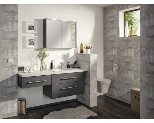 Salle de bains moderne avec lavabo, armoire de toilette, toilettes et carrelage gris.