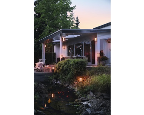 Vue extérieure d''une maison avec jardin, étang et éclairage extérieur