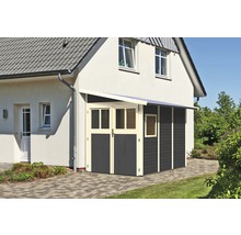 Abri de jardin en bois contre une maison avec porte double et fenêtre