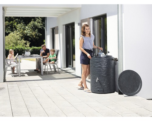 Scène d''extérieur avec récupérateur d''eau de pluie, famille et mobilier de jardin
