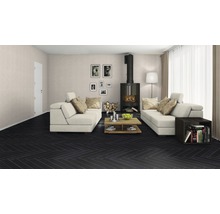 Salon avec cheminée, canapés et parquet à chevrons foncé