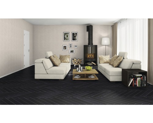 Salon avec cheminée, canapés et parquet à chevrons foncé