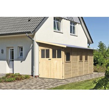 Holzgarage an einem Wohnhaus mit Fenstern und einem transparenten Dach