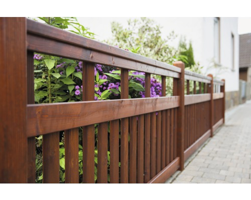 Clôture en bois dans un jardin