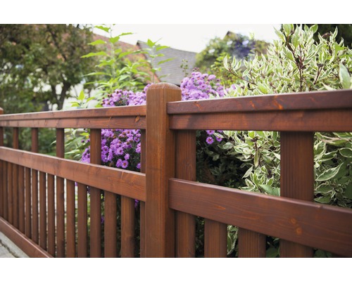 Clôture en bois avec fleurs dans le jardin