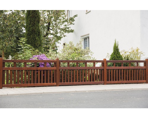 Clôture en bois devant une maison