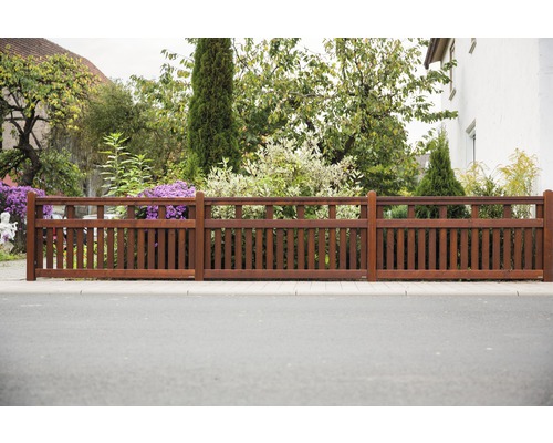 Clôture en bois devant un jardin avec des plantes