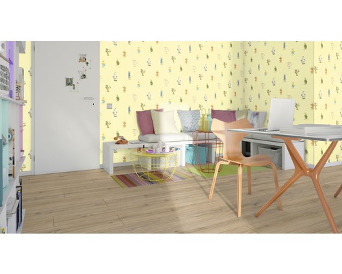 Pièce lumineuse avec bureau, chaise, étagère et papier peint à motifs animaliers.