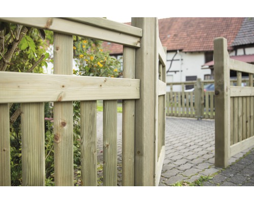 Portail en bois ouvert