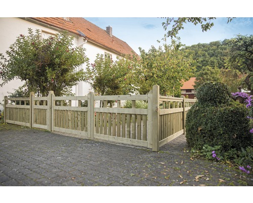 Clôture de jardin en bois avec portail double devant une maison