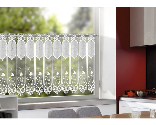 Spitzenstore mit Blumenmuster am Fenster