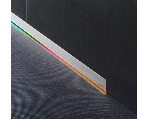 Badezimmer mit Duschrinne aus Edelstahl und farbiger Beleuchtung