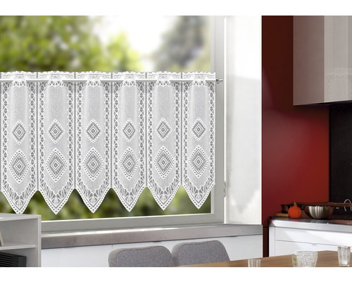 Gardinenstore mit geometrischem Muster am Fenster