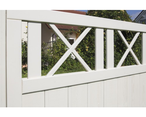 Vue détaillée d''une clôture de jardin blanche avec des croix décoratives