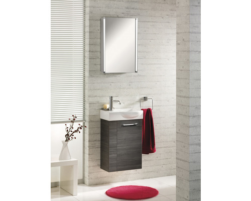 Helles Badezimmer mit Waschbeckenunterschrank, Spiegel und Handtuchhalter