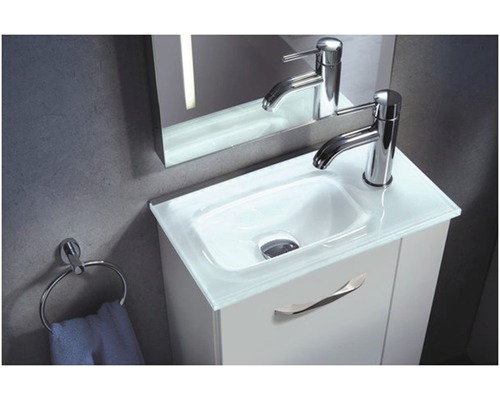 Modernes Badezimmer mit Waschbeckenunterschrank, Armatur und Spiegel