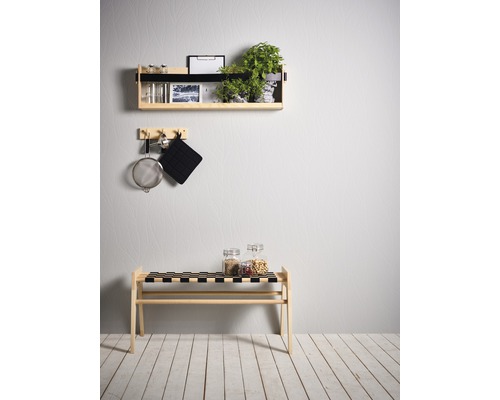 Étagère murale avec plantes et décoration, ustensiles de cuisine sur crochets et banc avec bocaux.