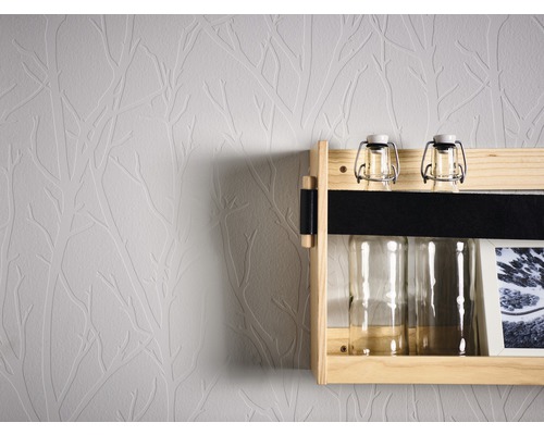 Mur avec papier peint arbre et étagère en bois avec bouteilles