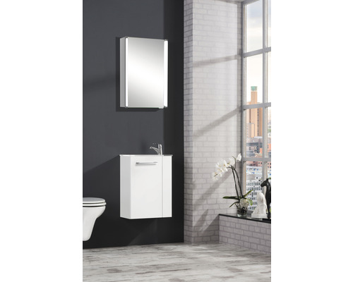 Badezimmer mit Waschtischunterschrank, Spiegelschrank und Toilette