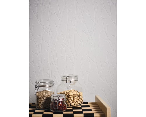 Papier peint avec motif d''arbre derrière trois bocaux