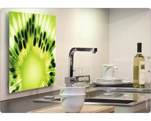 Scène de cuisine avec crédence à motif kiwi