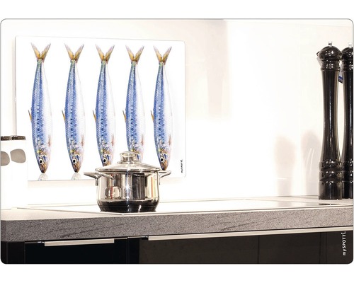 Cache-plaque de cuisson avec motif de poisson et une casserole sur une cuisinière.