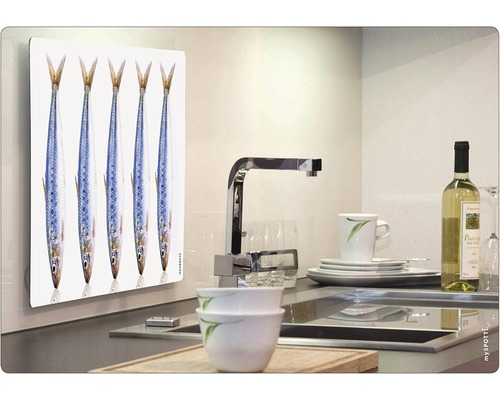 Scène de cuisine avec crédence à motif de poissons