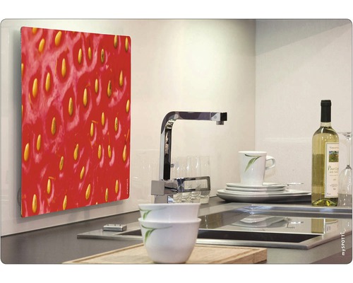 Crédence de cuisine avec motif de fraise dans une cuisine moderne