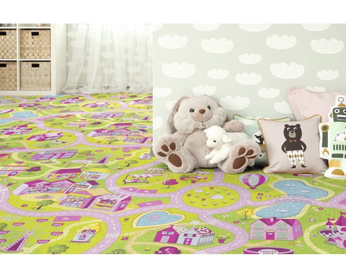 Spielzimmer mit Spielteppich mit Strassenmuster und Stofftieren