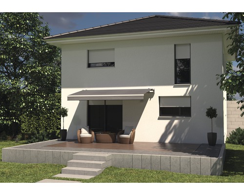 Hausansicht mit Markise, Rollläden, Terrasse und Garten