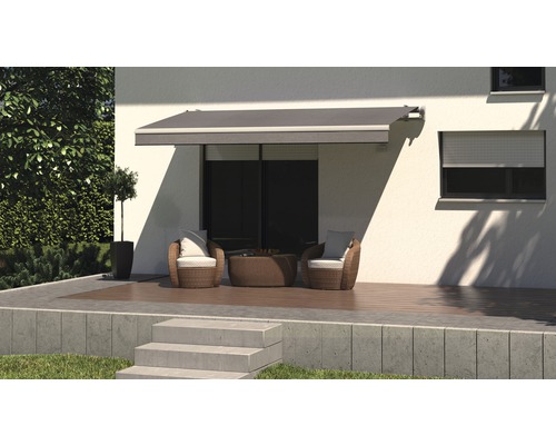 Terrasse mit Markise, Sitzgelegenheit und Rollladen am Haus