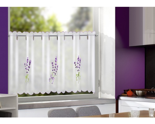 Gardine mit Lavendelmotiven im Küchenfenster