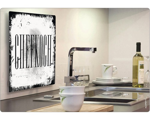 Küchenszene mit Küchenrückwand und Spüle