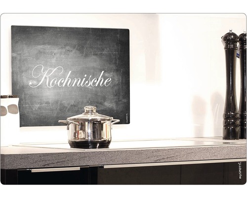 Scène de cuisine avec casserole, moulins à épices et tableau décoratif
