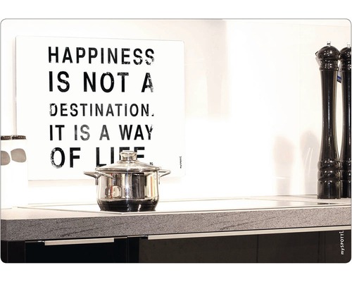 Cuisine avec casserole et image murale avec la phrase ''Happiness is not a destination. It is a way of life.''